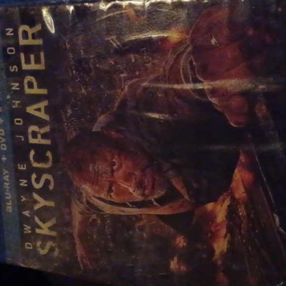 Dwayne Johnson SKYSCRAPER - Picture 2 of 6